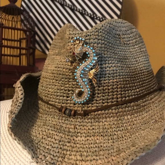 💋SOLD💋Vintage HATTIE CARNEGIE Seahorse Brooch - Picture 4 of 7